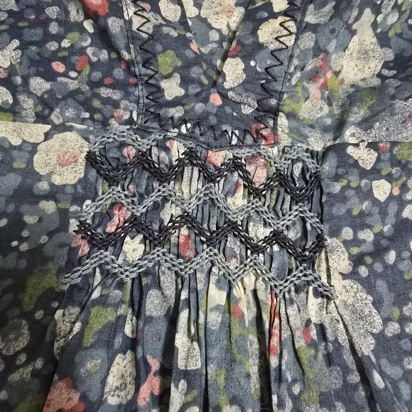 Eddie Bauer Women’s Small Short Sleeve V Neck Pullover Blouse Blue Floral 3641 - Picture 5 of 11